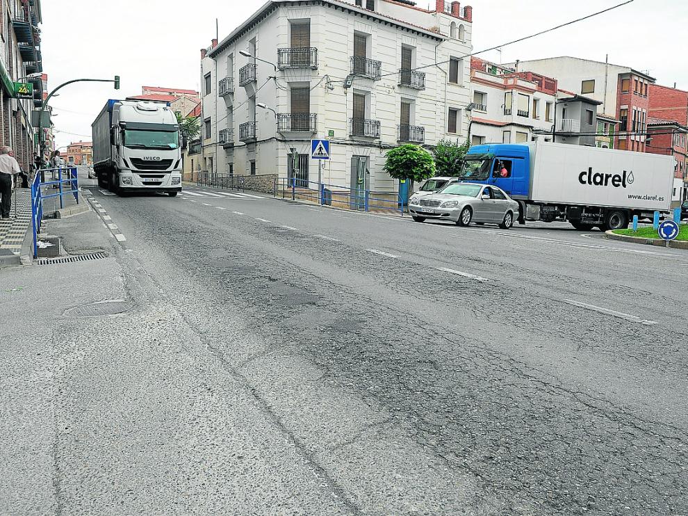 Como se ve, el firme de la travesía urbana de la N-211 por Monreal del Campo está deteriorado