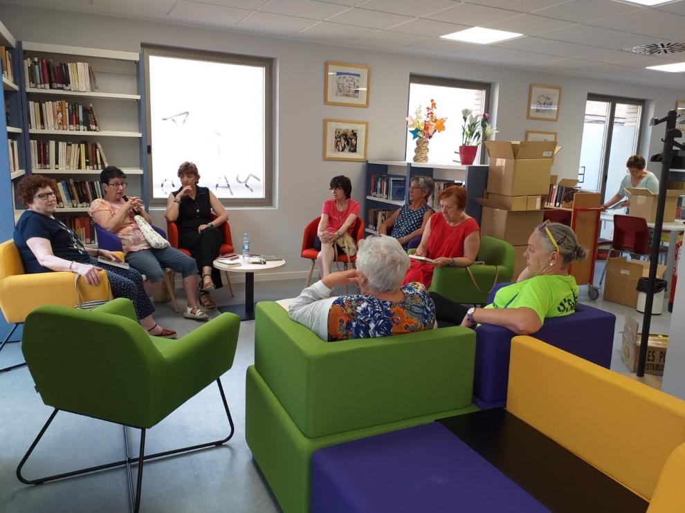 Integrantes del club de lectura en las nuevas instalaciones, durante uno de sus encuentros.