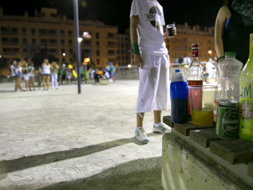 Jóvenes haciendo botellón en el parque de la Manzana durante las fiestas de San Lorenzo.
