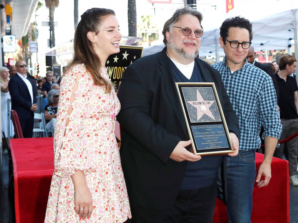 La cantante Lana del Rey junto al director mexicano Guillermo Del Toro y el director estadounidense J. J. Abrams.