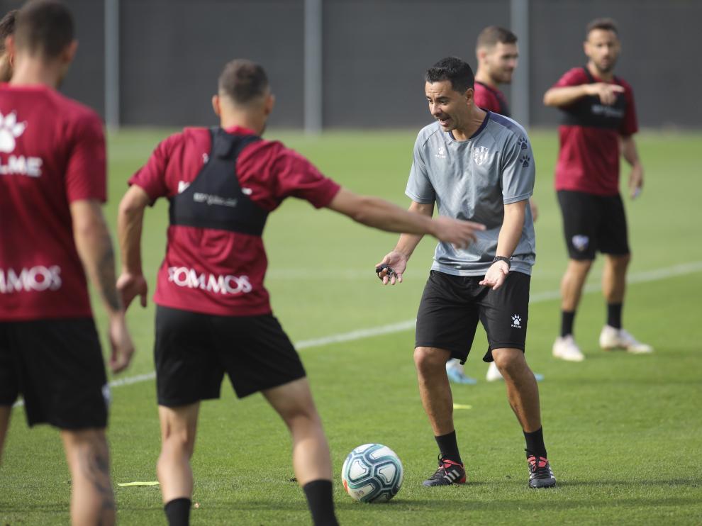 El entrenador de la SD Huesca, Míchel Sánchez, durante uno de los rondos del entrenamiento de este miércoles.
