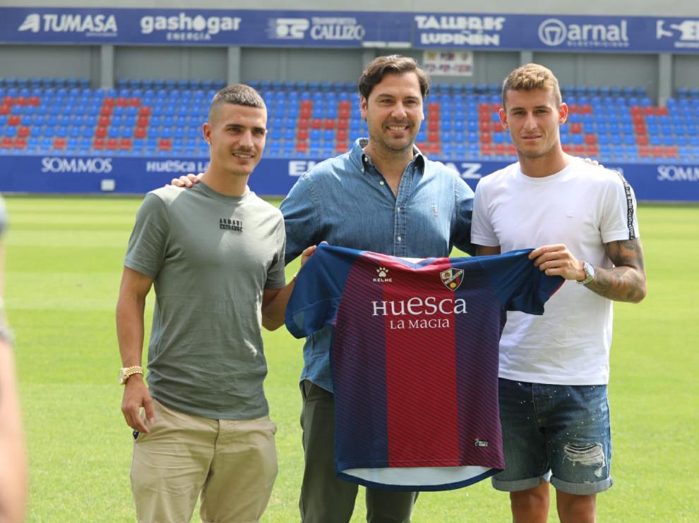 Seoane, a la izquierda, y Raba posan junto al director deportivo, Rubén García.