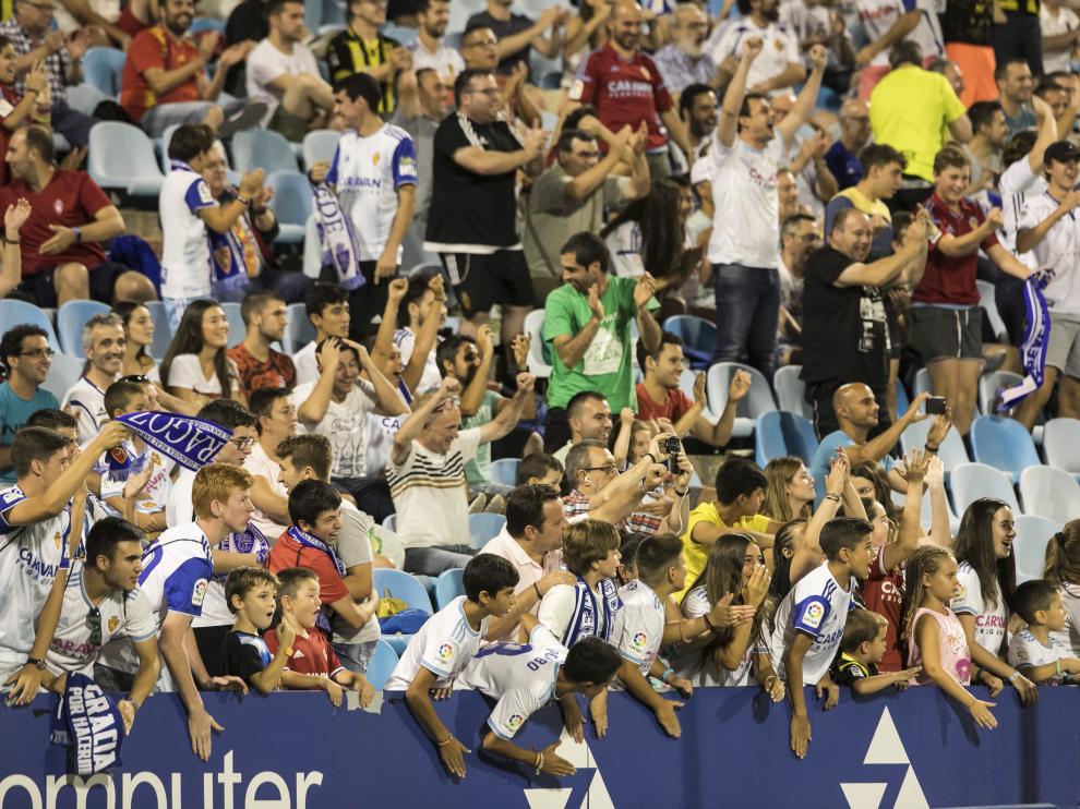 La afición del Real Zaragoza el pasado miércoles durante el Memorial Carlos Lapetra.