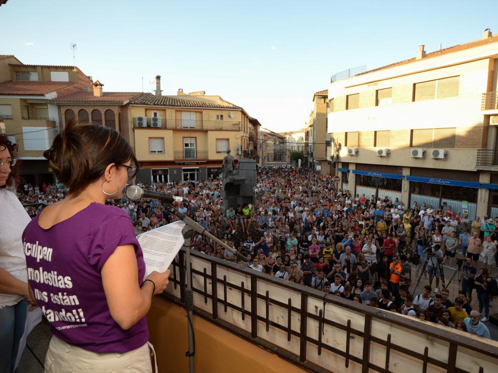 Los vecinos de Andorra salieron a la calle este jueves para mostrar su rechazo a la violencia y su respaldo a la madre, que permanece ingresada.