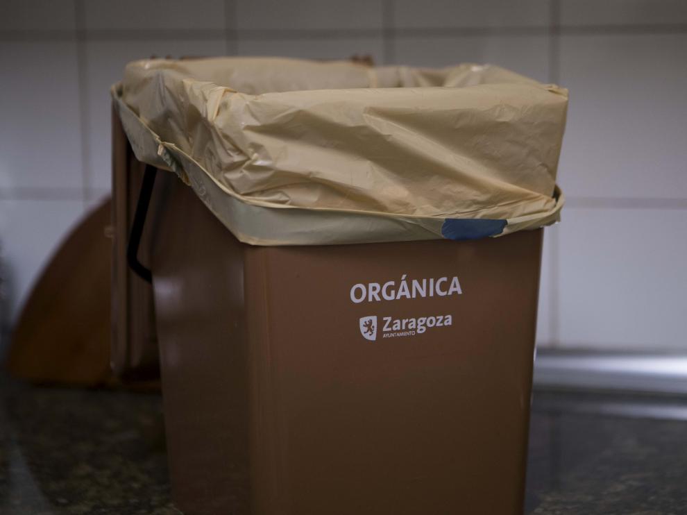 Contenedor distribuido por el Ayuntamiento para la recogida de basura orgánica en los domicilios.