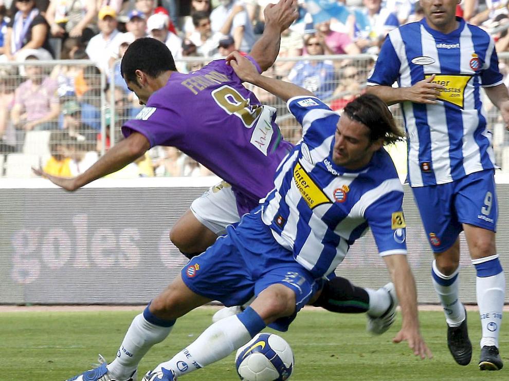 Dani Jarque, junto al centrocampista del Málaga, Fernando Fernández, durante el partido de la última jornada de Primera División de la temporada 2008-2009.