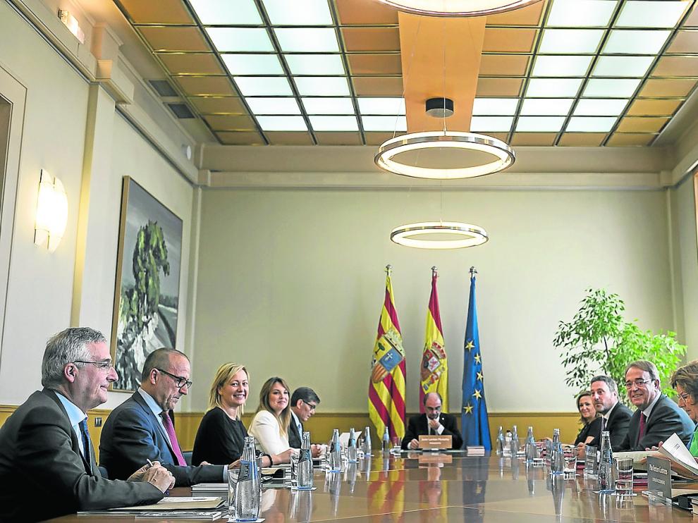 El presidente de Aragón, Javier Lambán, y los diez consejeros que componen el Ejecutivo cuatripartito (PSOE, PAR, Podemos-Equo y CHA) celebraron ayer por la mañana el primer Consejo de Gobierno tras la toma de posesión, el día anterior. Fue una reunión «de trámite» antes de las «reducidas vacaciones» para «empezar a trabajar ya en el futuro organigrama de la Comunidad Autónoma».