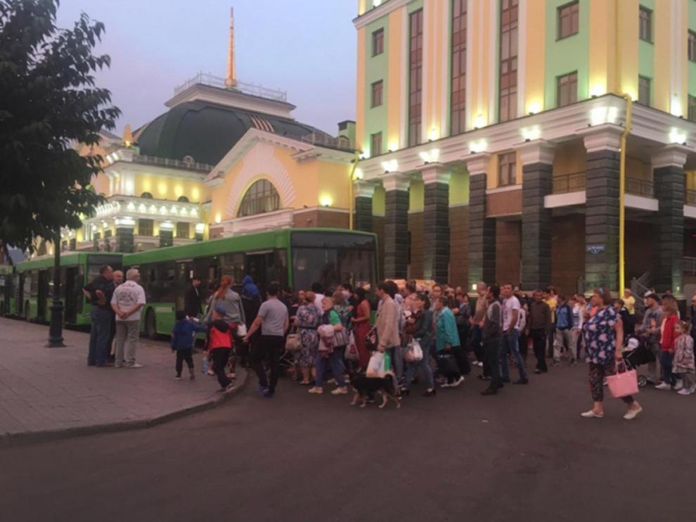 Gente evacuada de los alrededores del lugar de la explosión.