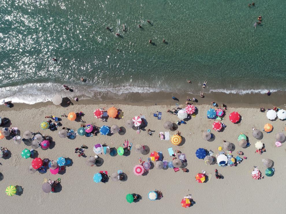 Imagen de una playa de Turquía llena de turistas este jueves.