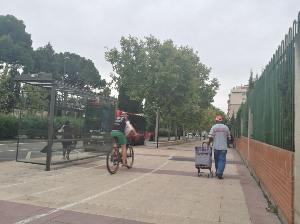 La acera bici atraviesa la avenida Academia General Militar.