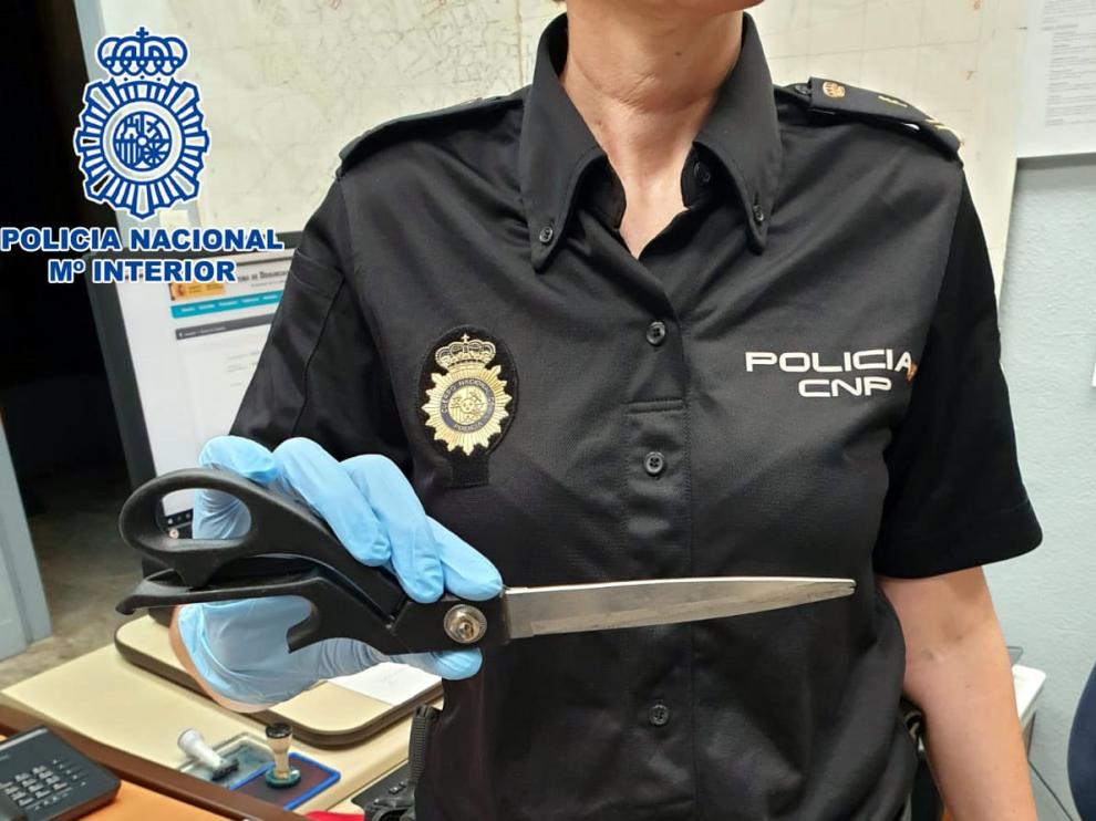 Los agentes le intervinieron unas tijeras de grandes dimensiones.