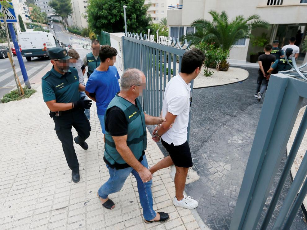 Los cinco jóvenes franceses detenidos la pasada madrugada como presuntos autores de una agresión sexual a una joven.