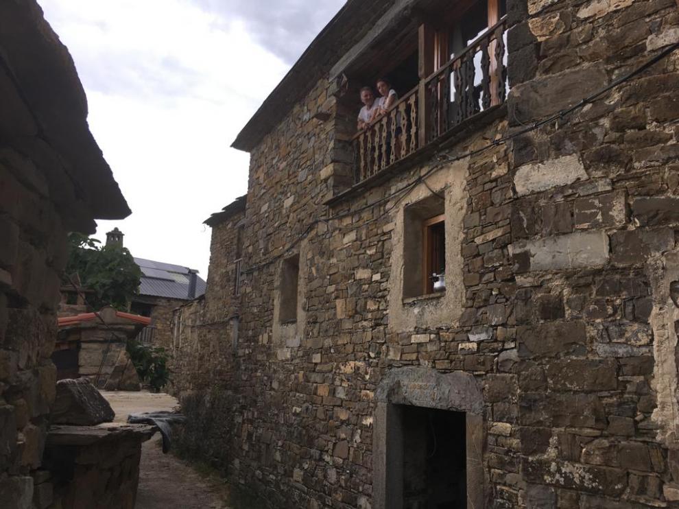 Los dos vecinos de Morillo de Sampietro asomados al balcón por el que uno de ellos vio pasar a Jesús Ríos.