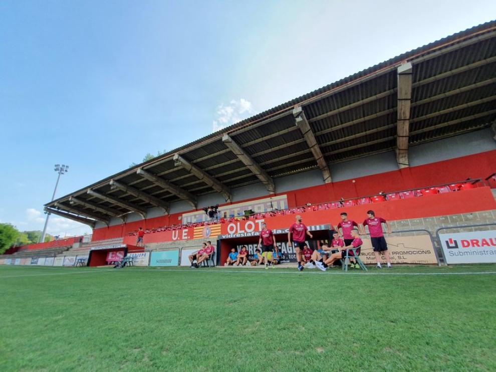 La SD Huesca ya calienta en el campo del Olot.