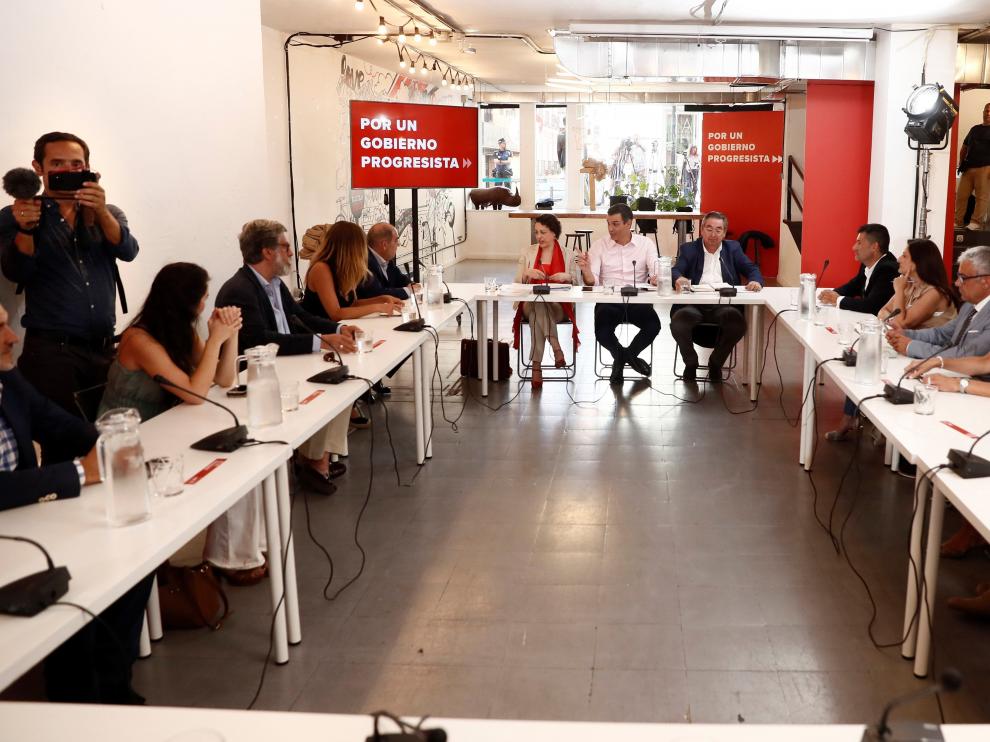 Pedro Sánchez junto a la ministra de Trabajo y el secretario de Empleo durante la reunión con organizaciones de autónomos.