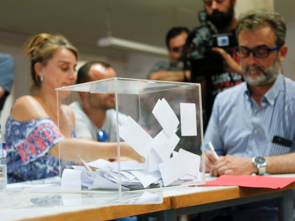 Miembros del comité de empresa Trablisa realizan la votación.