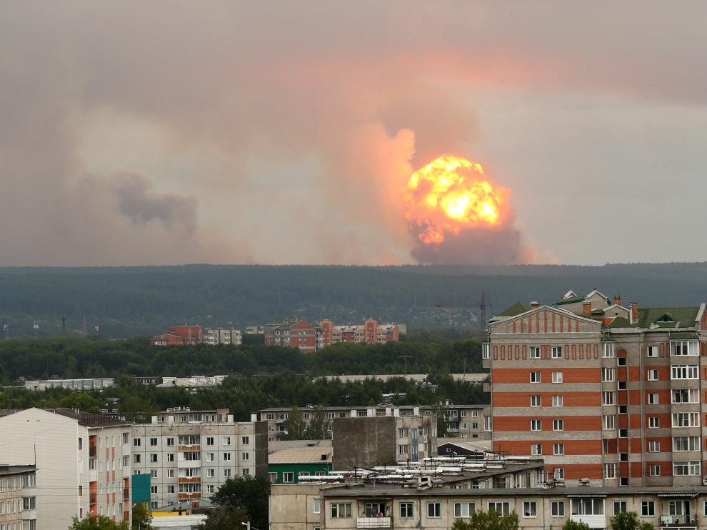 Vista de la explosión de un arsenal de proyectiles en una base militar de Rusia.