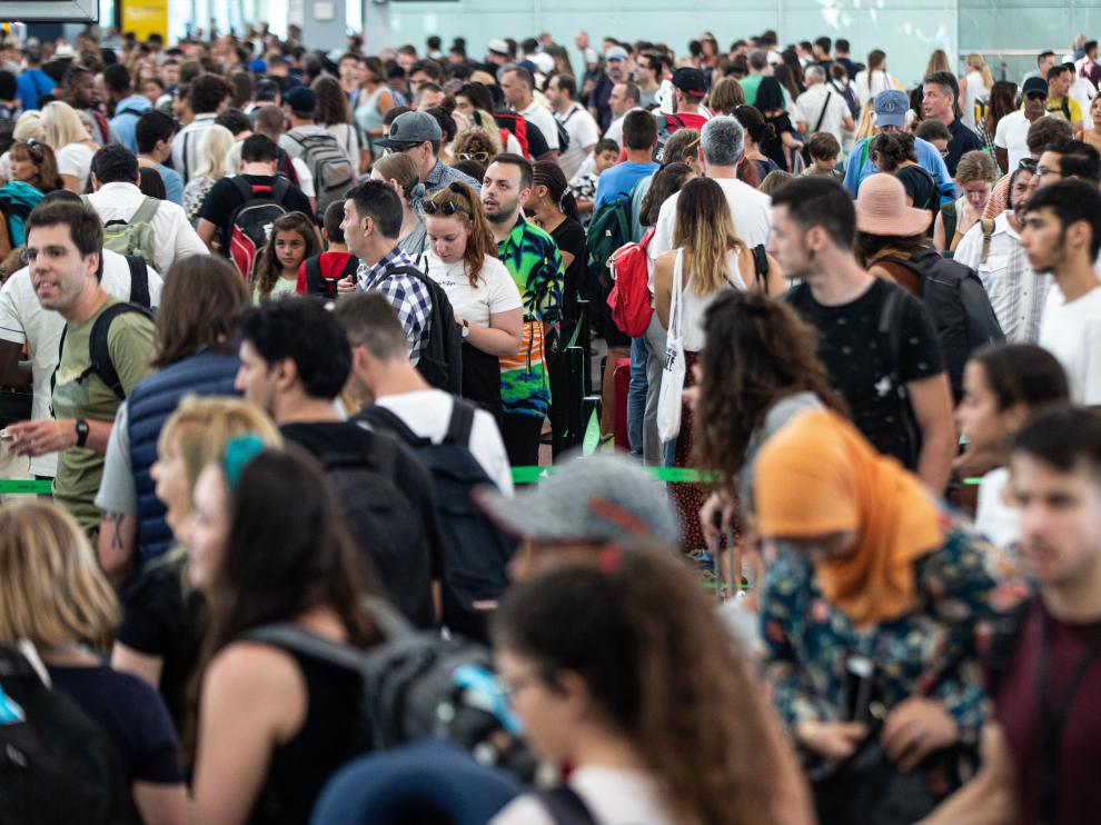 Colas de más de 30 minutos en el aeropuerto de El Prat de Barcelona.