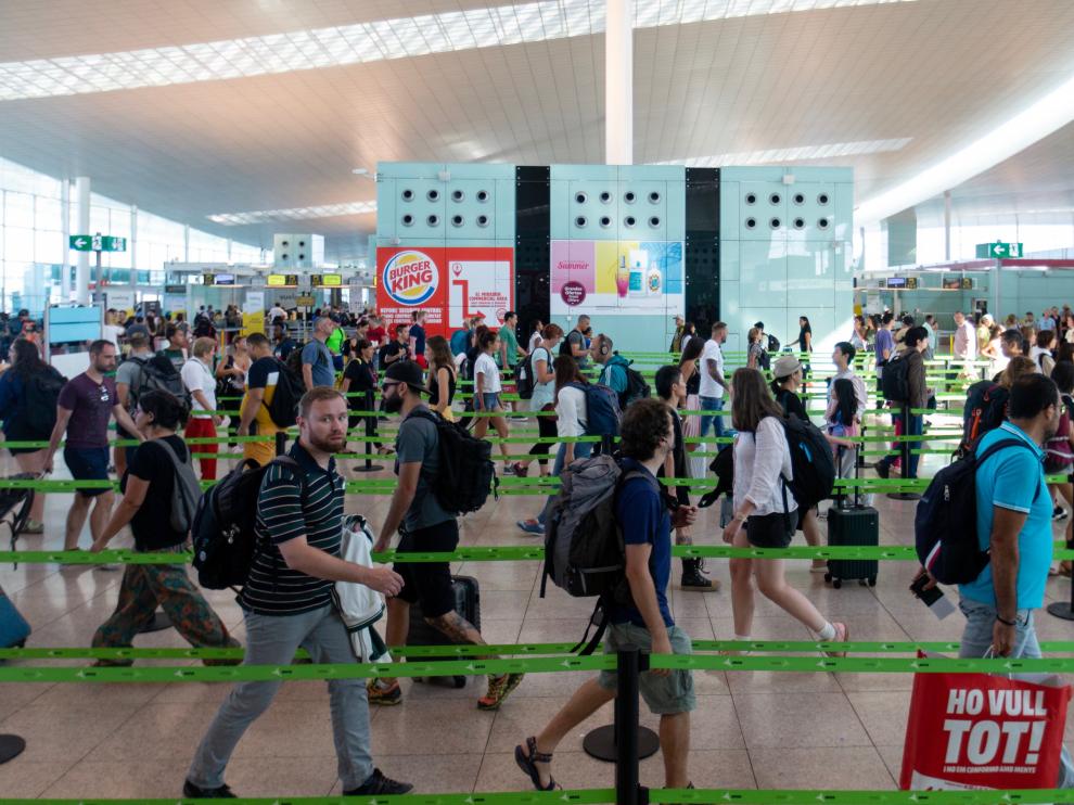 Colas este viernes en el aeropuerto de El Prat de Barcelona.