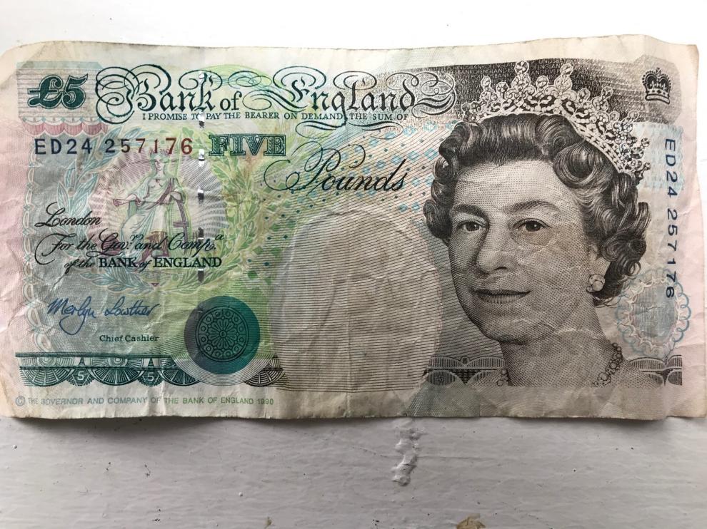 Un billete antiguo de cinco libras esterlinas.