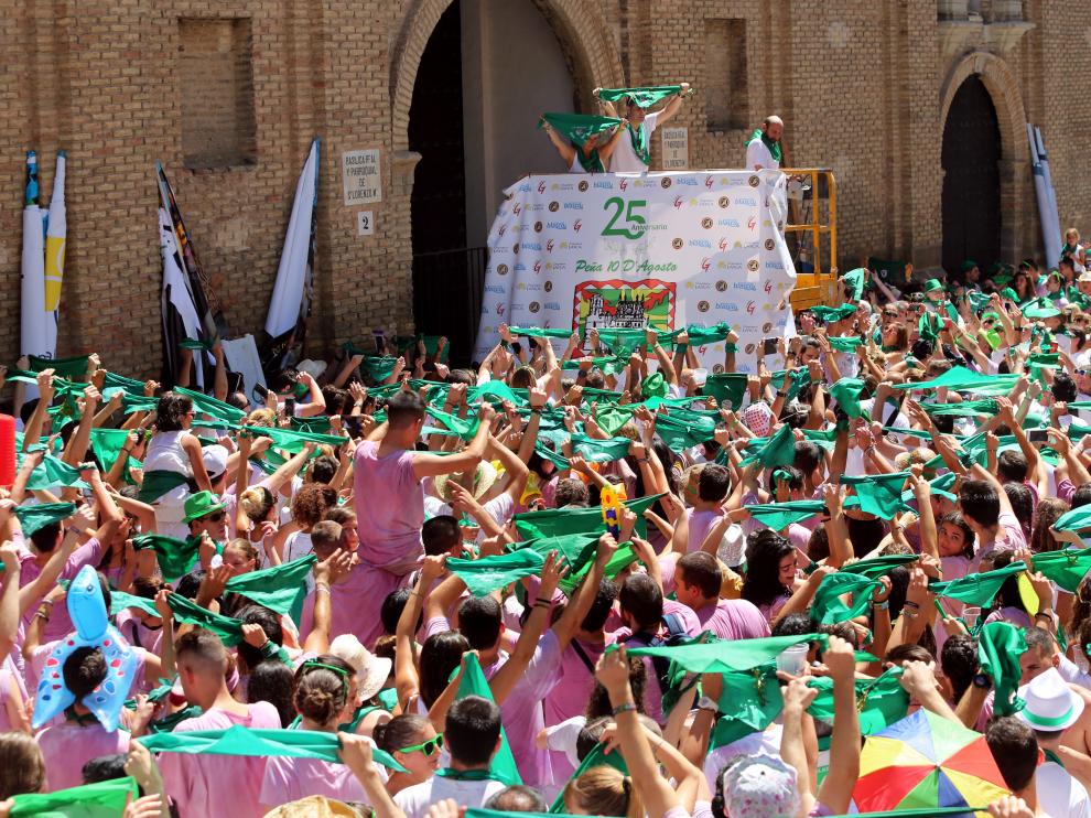 La plaza de San Lorenzo, abarrotada para arropar a Israel Gil y Ana Lite, de la peña 10 d'Agosto, en el acto de saludo al santo.