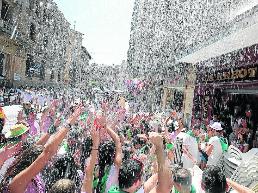Los participantes en la cabalgata buscaron continuamente los remojones.