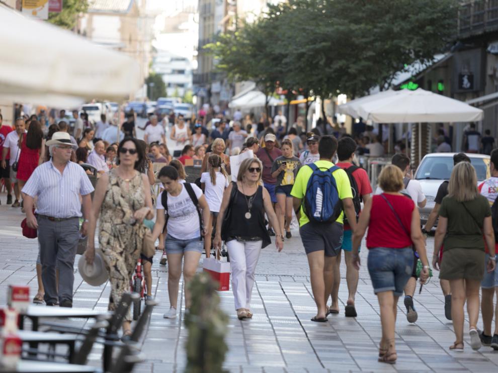 Ambiente de la víspera de San Lorenzo en el Coso Alto.
