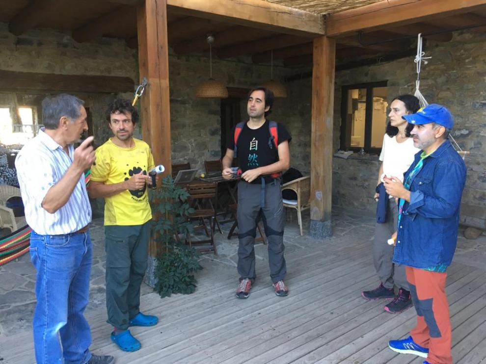 Un grupo de voluntarios, entre ellos el hijo de Jesús Ríos, preparándose para la búsqueda.