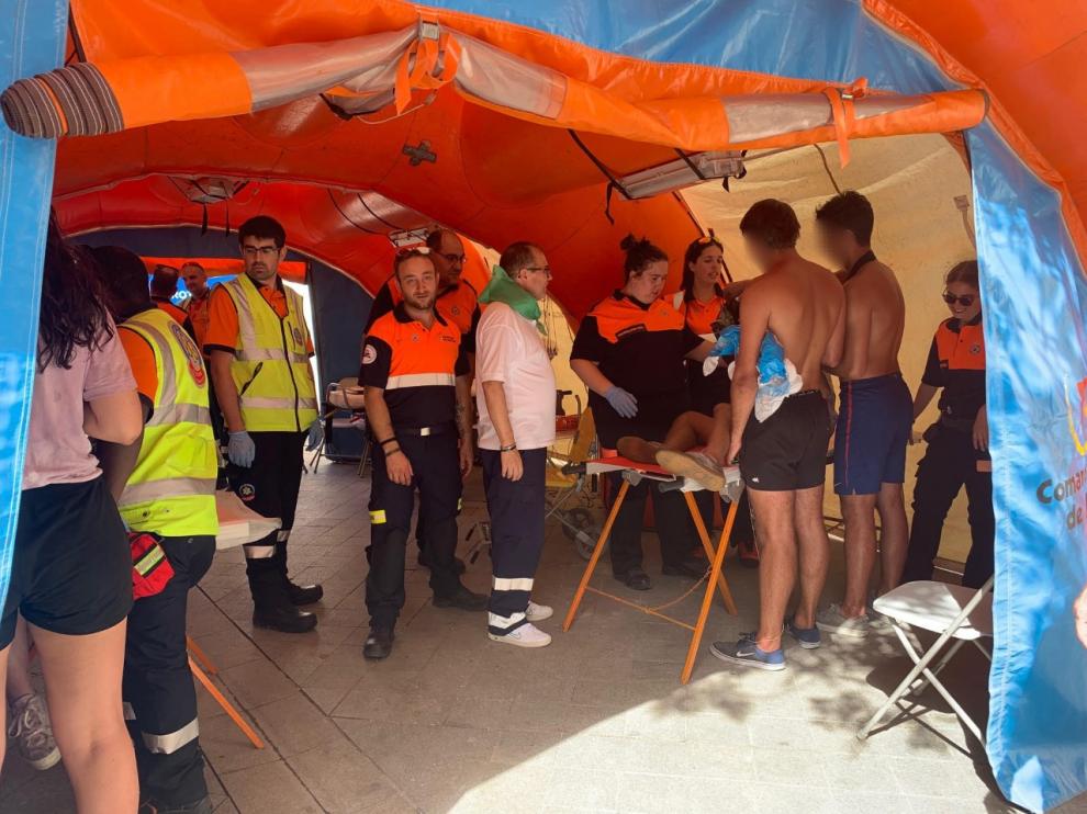 Varios jóvenes son atendidos en el puesto sanitario operativo de Protección Civil.