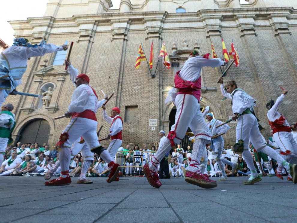 Imágenes de la primera actuación de los Danzantes con el relevo de mayoral entre Pascual Campo y Francisco San Emeterio