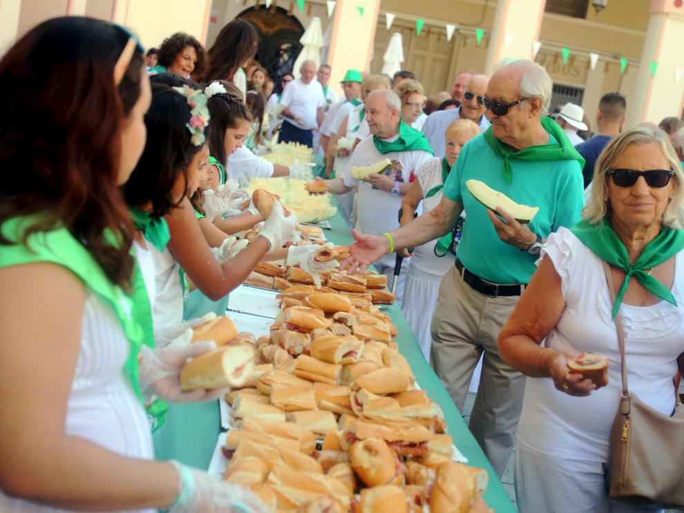 Bocadillos de jamón y melón aguardan en la Fiesta del Comercio Oscense.