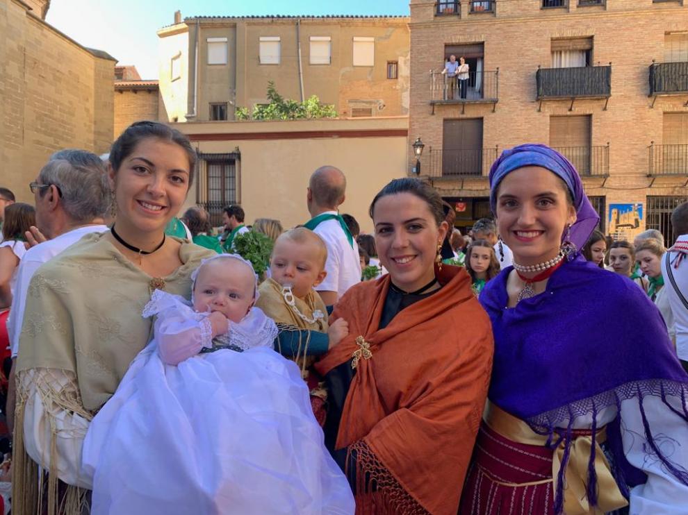 Lorién, de solo cuatro meses, con su hermana Chloe, a la que lleva en brazos su madre.