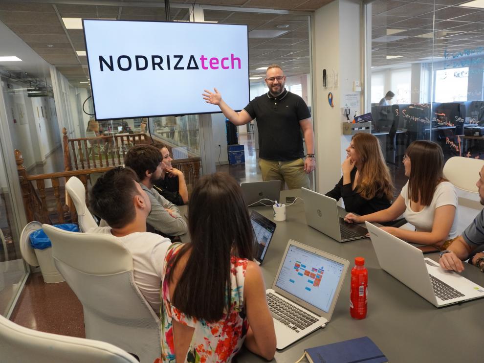 Pablo Sanagustín, Niusan, muestra el nuevo logo del grupo Nodriza a algunos de sus colaboradores