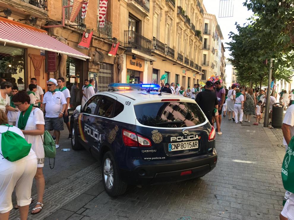 La seguridad se ha reforzado estos días en Huesca. En la imagen, un vehículo policial cruzado en el Coso.