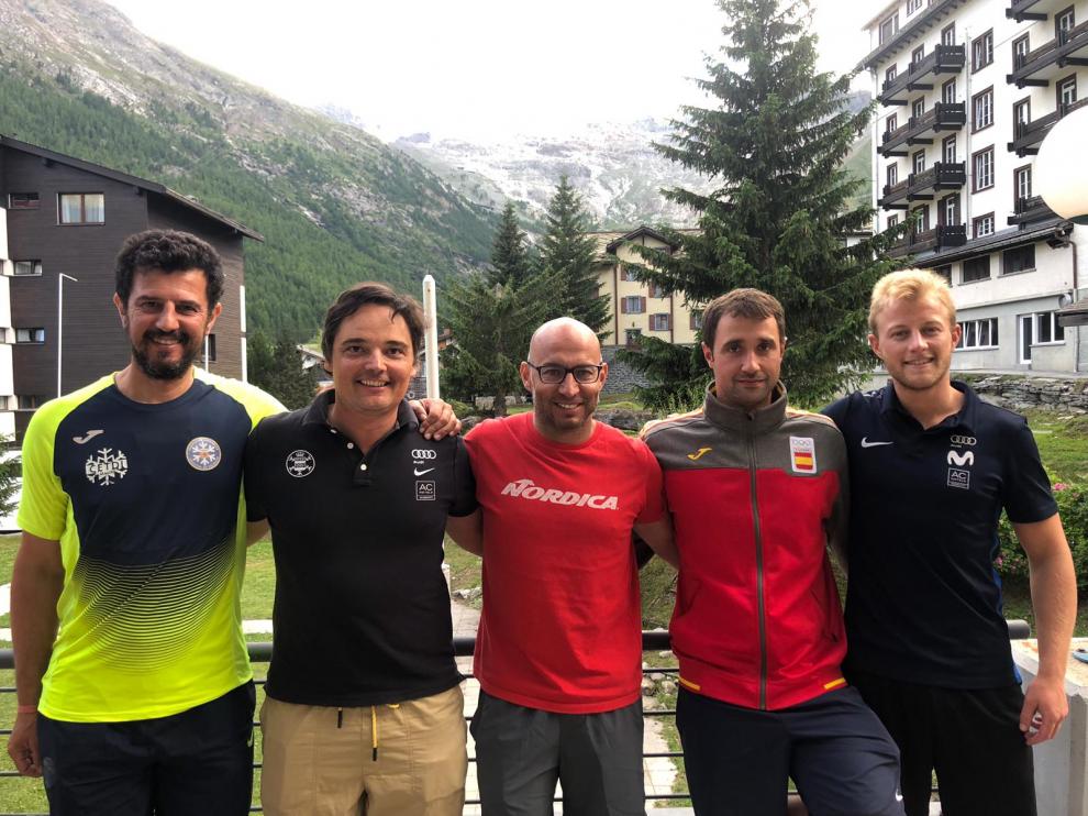 Cinco entrenadores aragoneses de esquí alpino preparan a sus equipos en Suiza