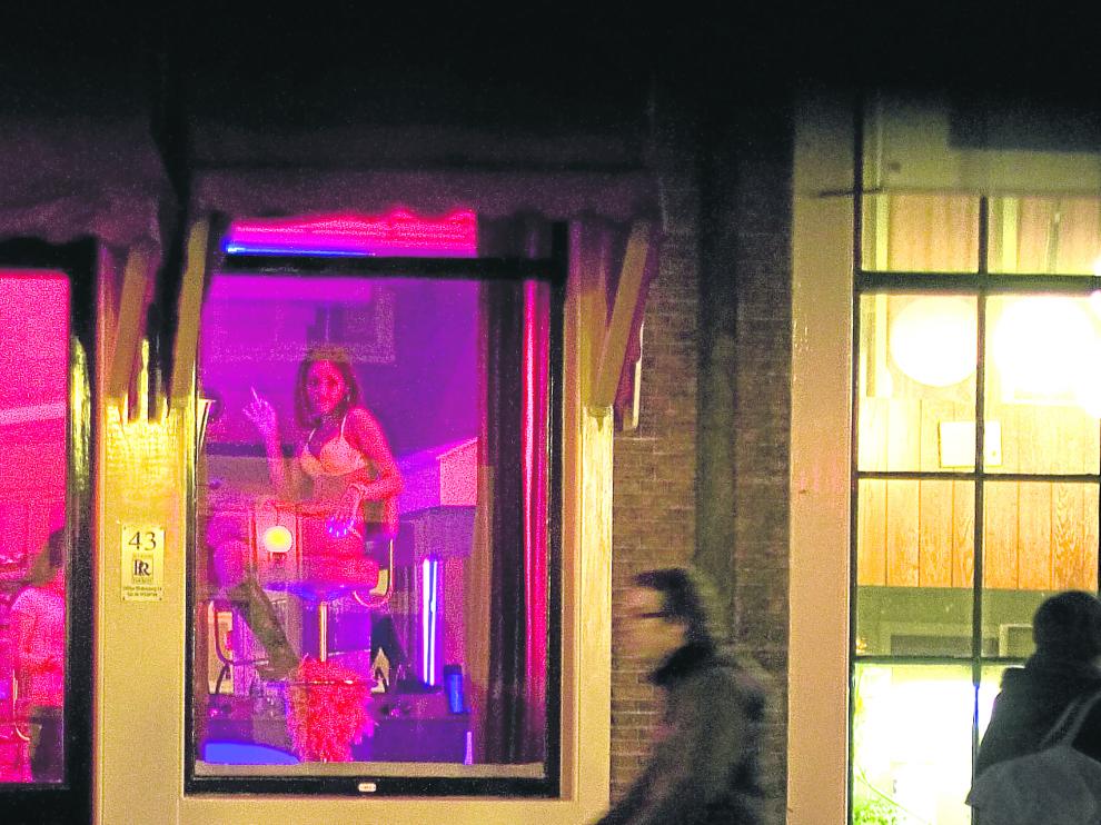 Dos signos distintivos de Ámsterdam: las bicicletas y el Bario Rojo.
