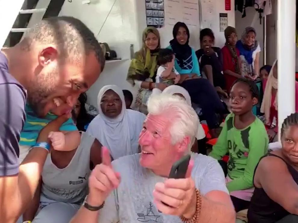 El actor Richard Gere habla con un migrante rescatado a bordo del Open Arms.