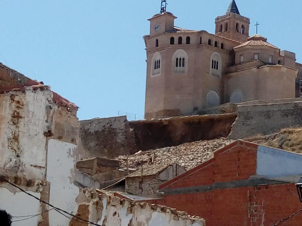 El muro rodea el Piquete, en la parte alta de Quinto, una antigua iglesia del siglo XV reconvertida en el Museo de las Momias.