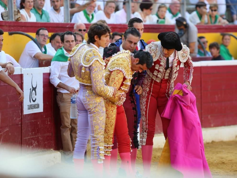 Emilio de Justo, doliéndose del pitonazo recibido en Huesca.