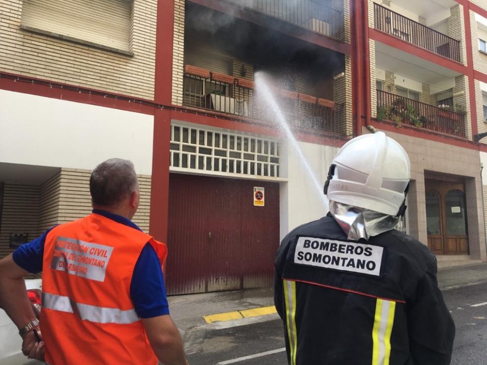 En la extinción participaron efectivos del parque de Bomberos y de Protección Civil.
