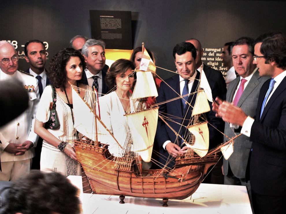 La vicepresidenta Carmen Calvo, la ministra de Hacienda María Jesús Montero y el presidente de la Junta de Andalucía Juanma Moreno en la inauguración del espacio 'La Primera Vuelta al Mundo'