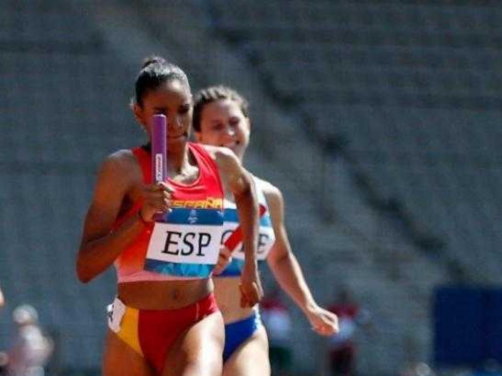 Salma Paralluelo, en acción en el relevo 4x400 del FOJE