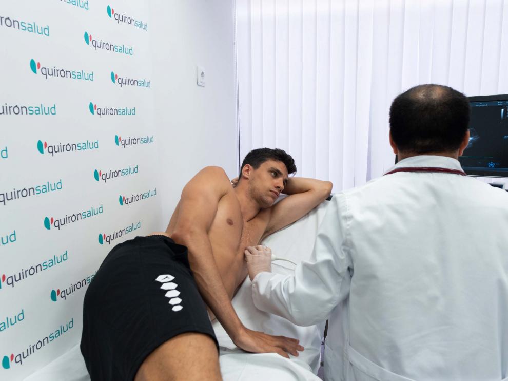 Alocén se somete a los exámenes médicos, ayer en el Hospital Quirónsalud Zaragoza.