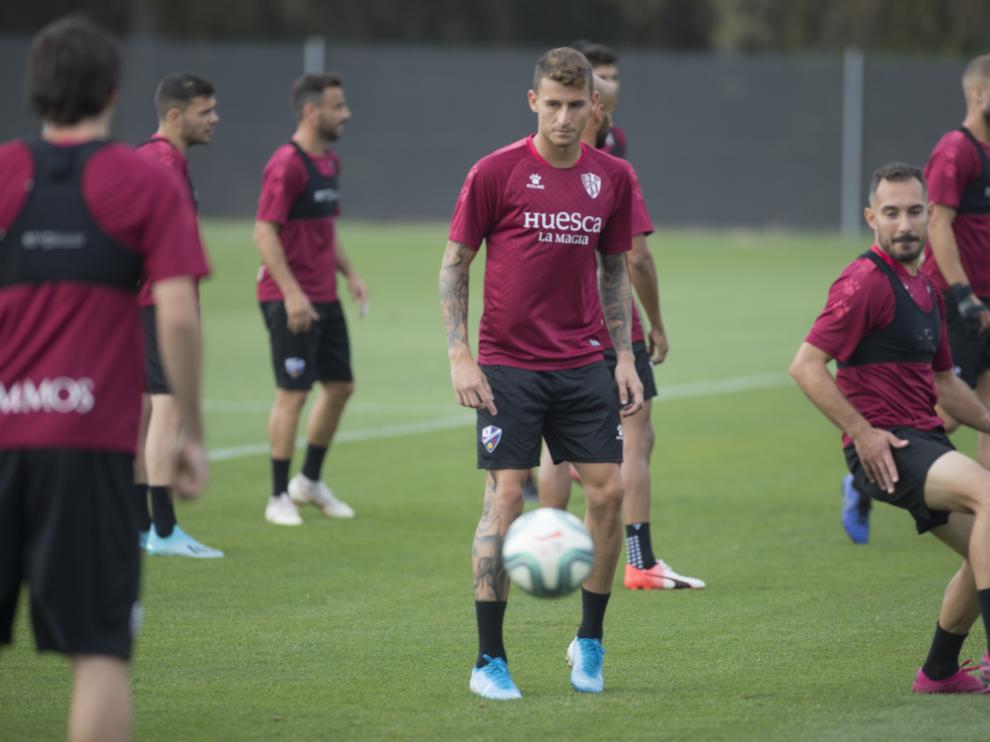 Dani Raba, en el centro de la imagen, durante un entrenamiento con la SD Huesca.