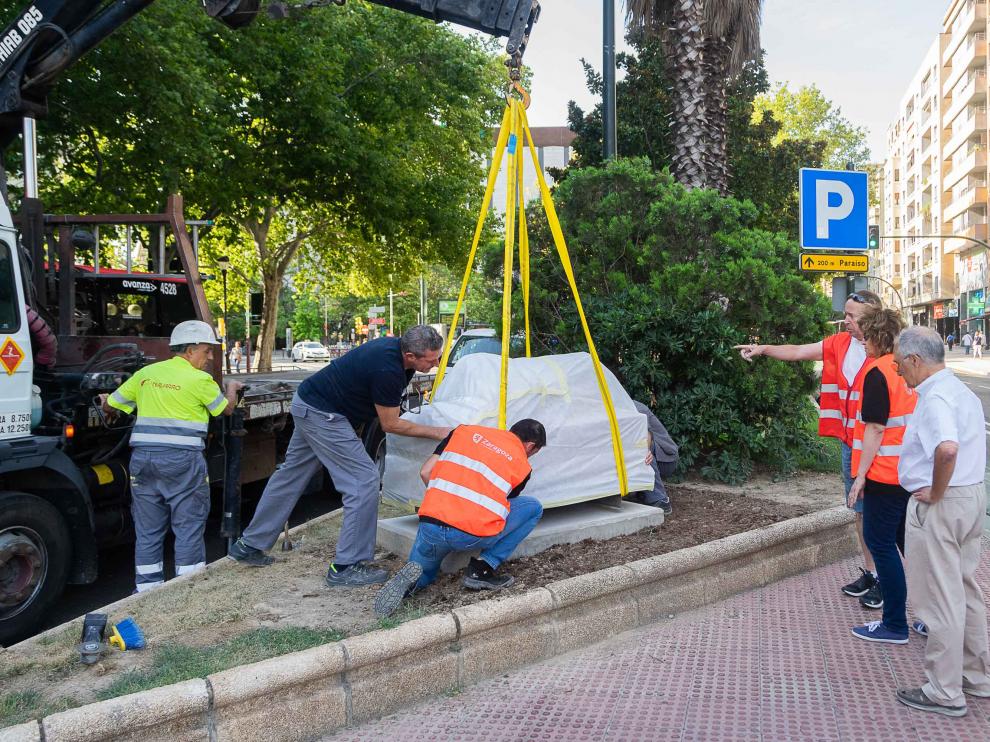 Colocación de la escultura 'La Siesta' tras su restauración.