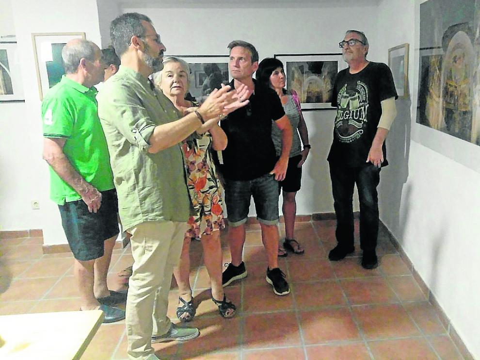 Los vecinos asistieron a la inauguración de la exposición en la sala del Calabozo de Urriés.
