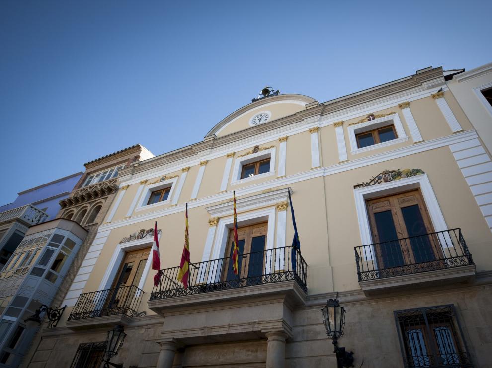 Imagen de archivo de la fachada del ayuntamiento de Caspe.