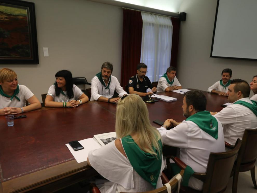 La junta de portavoces de Huesca reunidos para analizar el caso del delito sexual.