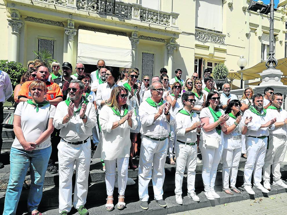 Las charangas pararon durante el minuto de silencio en la plaza de Navarra, en Huesca.