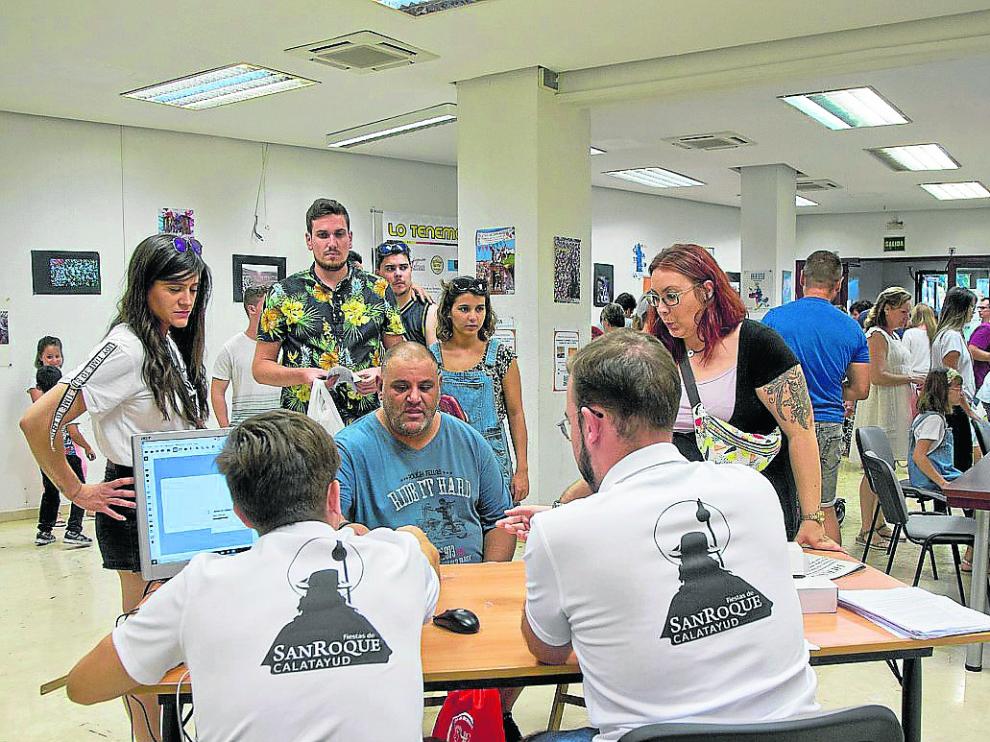 Los peñistas bilbilitanos esperan para inscribirse en las Fiestas de San Roque.
